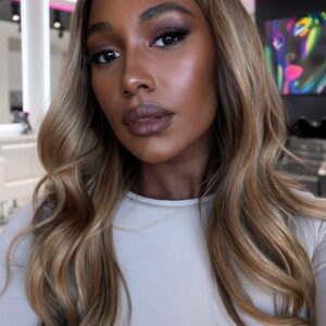 Honey Balayage – Echthaar-Perücke, blond mit Balayage, getragen im Salon