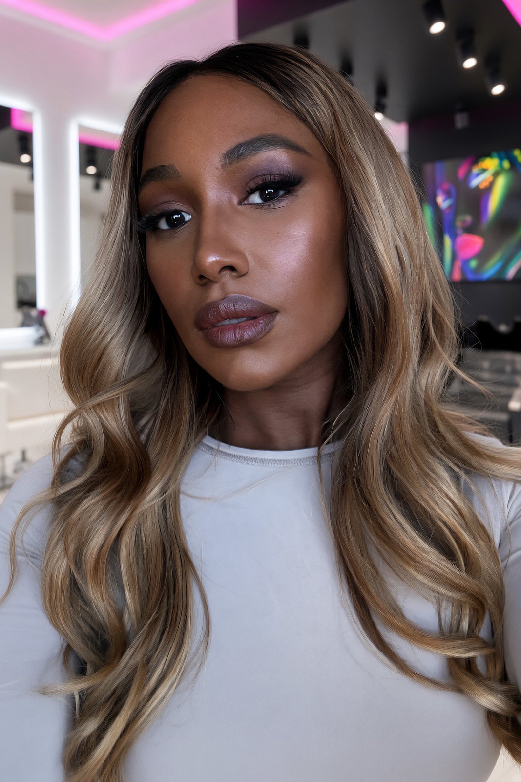 Honey Balayage – Echthaar-Perücke, blond mit Balayage, getragen im Salon